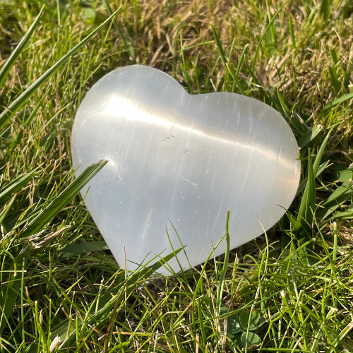 Coeur de sélénite dans l'herbe