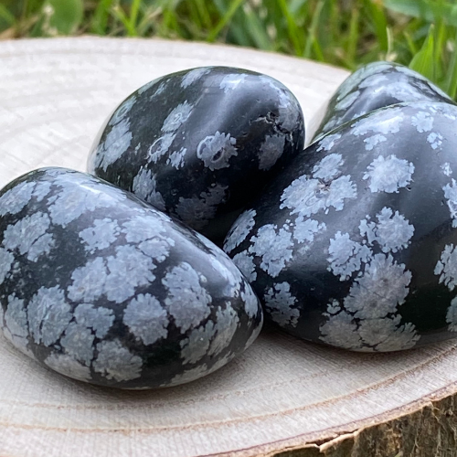 Pierre roulée obsidienne flocons de neige