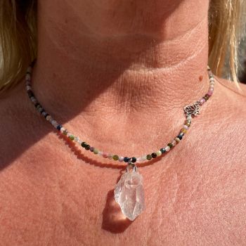 Collier "La sérénité du lotus" en Cristal de roche & Tourmaline multicolore – Image 3
