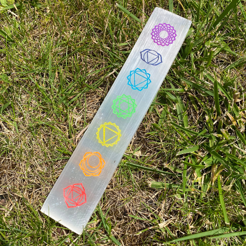 Plaque sélénite 7 chakras + couleurs des chakras de face