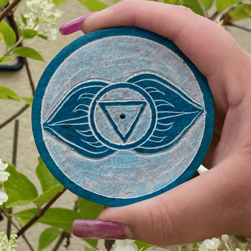 Porte encens tenu de face peint en bleu représentant le chakra du troisième œil
