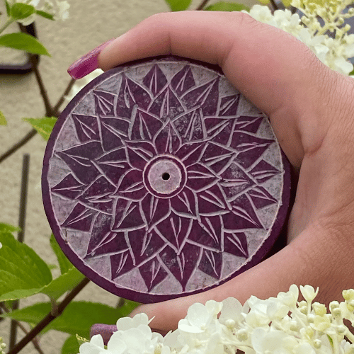 Porte encens tenu de face peint en indigo représentant le chakra couronne