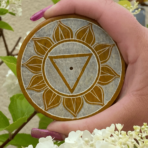 Porte encens tenu de face peint en jaune représentant le chakra du plexus solaire