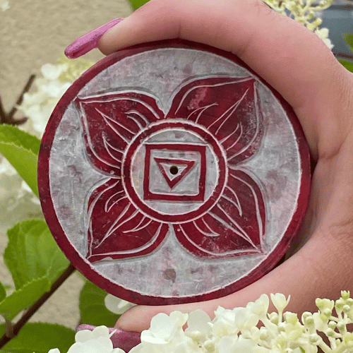 Porte encens tenu de face peint en rouge représentant le chakra racine