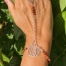 Bracelet (bijoux de main composé d'un bracelet qui s'accroche également sur le majeur) sur le thème Halloween avec une breloque argent représentant une citrouille coiffée d'un chapeau, composé de jaspe rouge - vue de face