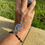 Bracelet (bijoux de main composé d'un bracelet qui s'accroche également sur le majeur) sur le thème Halloween avec une breloque argent représentant une serpent mystique, composé d'agate noire - vue de face