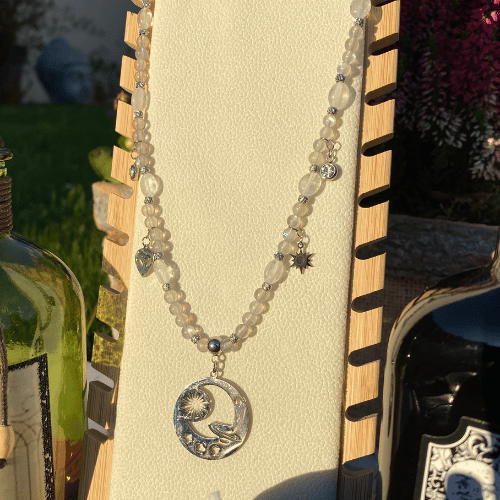 Collier sur le thème Halloween en cristal de roche et labradorite avec des breloques ovni et étoiles - vue de face