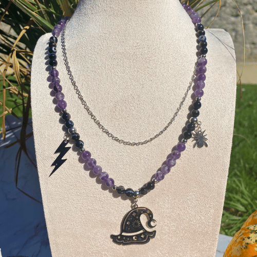 Collier sur le thème Halloween avec des breloques : araignée, éclair et chapeau de sorcière, composé d'améthyste et agate noire - vue de face