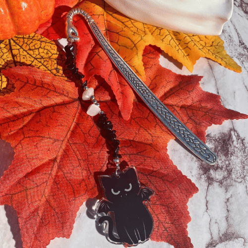 Marque-page avec une tige en métal avec des pierres naturelles et un pendentif chat vampire - vue de face