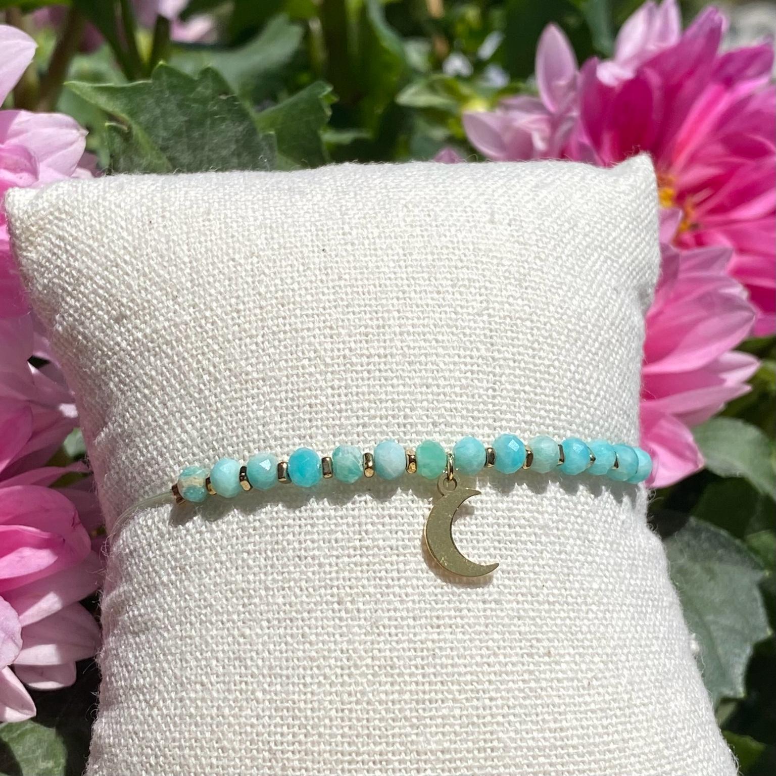 Bracelet bohème fait main en amazonite, monté sur fil bleu avec apprêts dorés, breloque lune, signé Les Merveilles by Pauline.