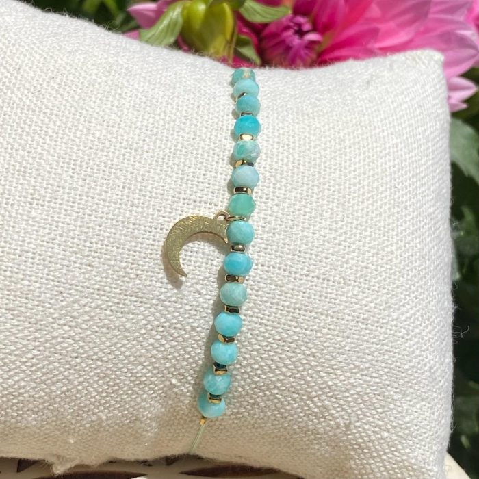 Bracelet bohème fait main en amazonite, monté sur fil bleu avec apprêts dorés, breloque lune, signé Les Merveilles by Pauline.