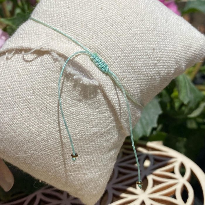 Bracelet vue de dos pour montrer le nœud coulissant.