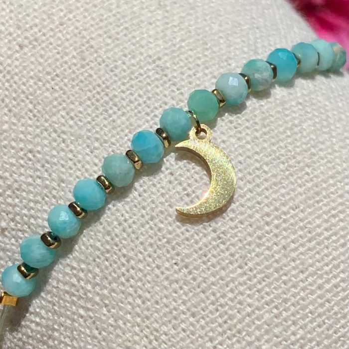 Bracelet bohème fait main en amazonite, monté sur fil bleu avec apprêts dorés, breloque lune, signé Les Merveilles by Pauline.