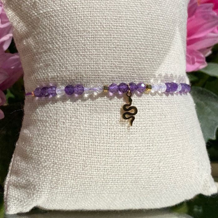 Bracelet bohème fait main en améthyste et cristal de roche, monté sur fil violet avec apprêts dorés et breloque serpent, signé Les Merveilles by Pauline.