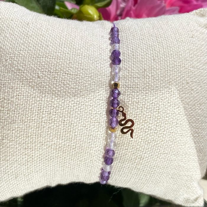 Bracelet bohème fait main en améthyste et cristal de roche, monté sur fil violet avec apprêts dorés et breloque serpent, signé Les Merveilles by Pauline.