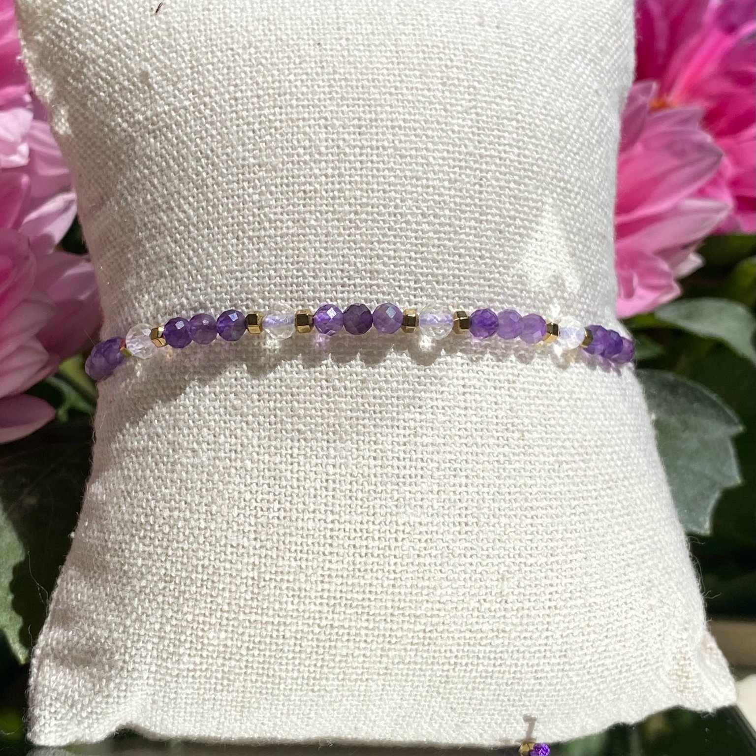 Bracelet bohème fait main en améthyste et cristal de roche, monté sur fil violet avec apprêts dorés, signé Les Merveilles by Pauline.
