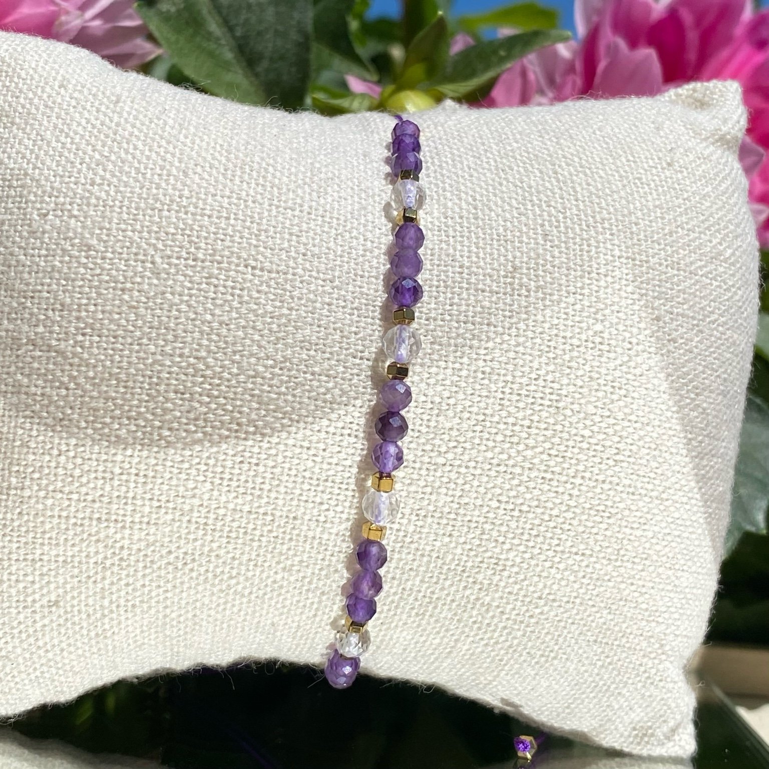 Bracelet bohème fait main en améthyste et cristal de roche, monté sur fil violet avec apprêts dorés, signé Les Merveilles by Pauline.