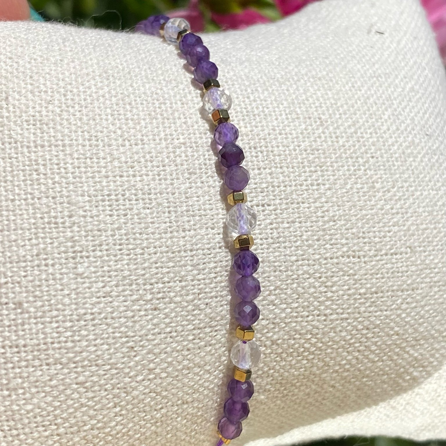 Bracelet bohème fait main en améthyste et cristal de roche, monté sur fil violet avec apprêts dorés, signé Les Merveilles by Pauline.
