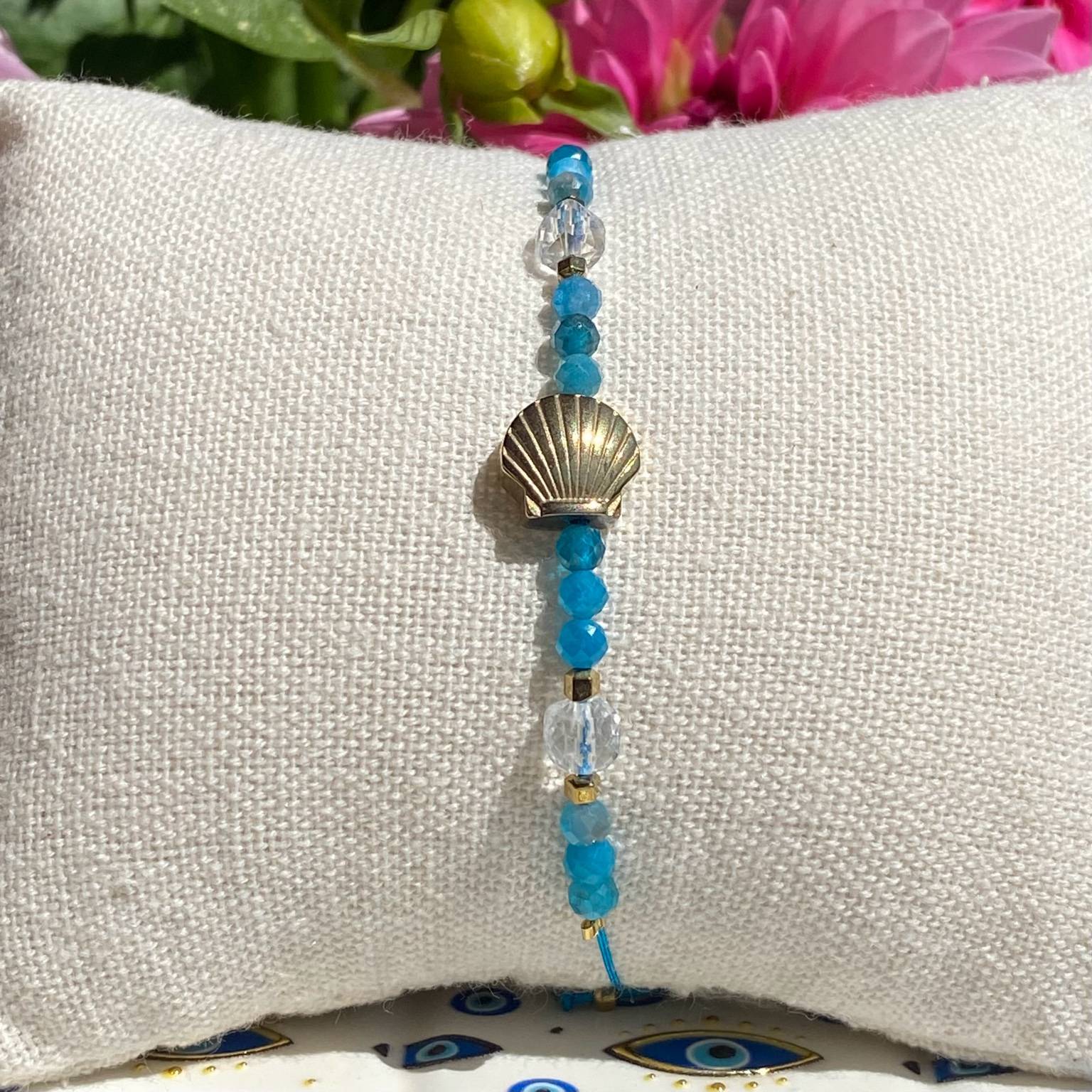 Bracelet bohème fait main en apatite et cristal de roche, monté sur fil bleu avec apprêts dorés, perles en forme de coquilles saint-jacques, signé Les Merveilles by Pauline.