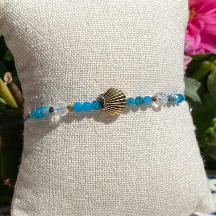 Bracelet bohème fait main en apatite et cristal de roche, monté sur fil bleu avec apprêts dorés, perles en forme de coquilles saint-jacques, signé Les Merveilles by Pauline.
