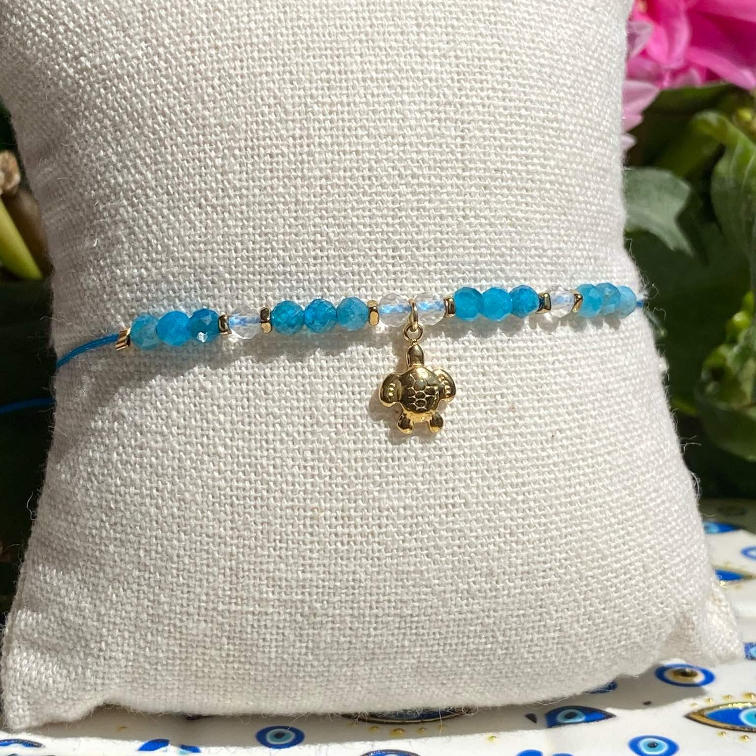 Bracelet bohème fait main en apatite et cristal de roche, monté sur fil bleu avec apprêts dorés, breloque tortue, signé Les Merveilles by Pauline.