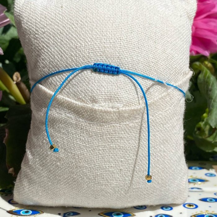 Bracelet vue de dos pour montrer le nœud coulissant.