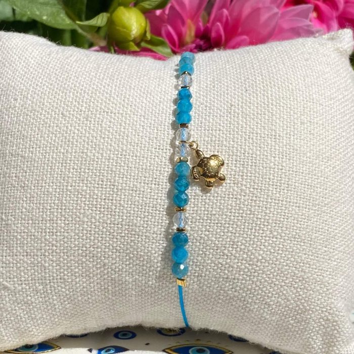 Bracelet bohème fait main en apatite et cristal de roche, monté sur fil bleu avec apprêts dorés, breloque tortue, signé Les Merveilles by Pauline.