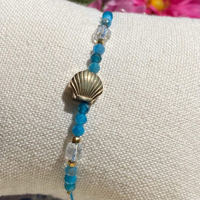 Bracelet bohème fait main en apatite et cristal de roche, monté sur fil bleu avec apprêts dorés, perles en forme de coquilles saint-jacques, signé Les Merveilles by Pauline.