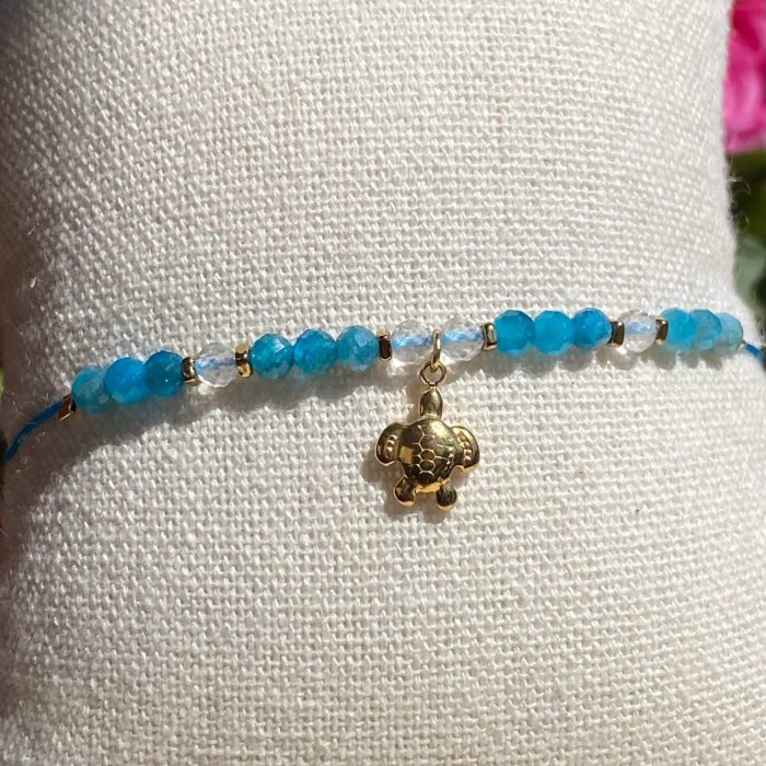 Bracelet bohème fait main en apatite et cristal de roche, monté sur fil bleu avec apprêts dorés, breloque tortue, signé Les Merveilles by Pauline.