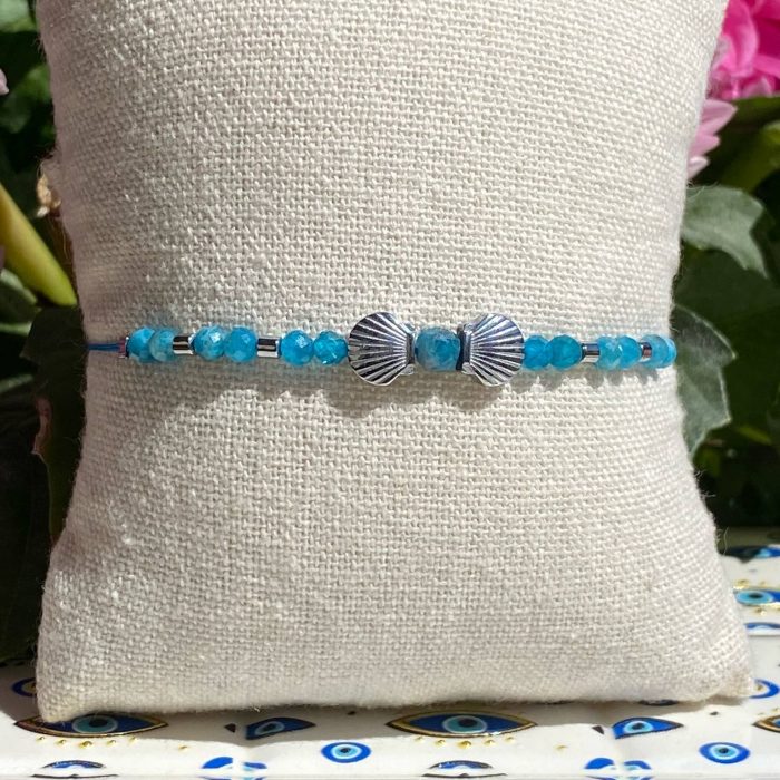 Bracelet bohème fait main en apatite, monté sur fil bleu avec apprêts argentés, perles en forme de coquilles saint-jacques, signé Les Merveilles by Pauline.