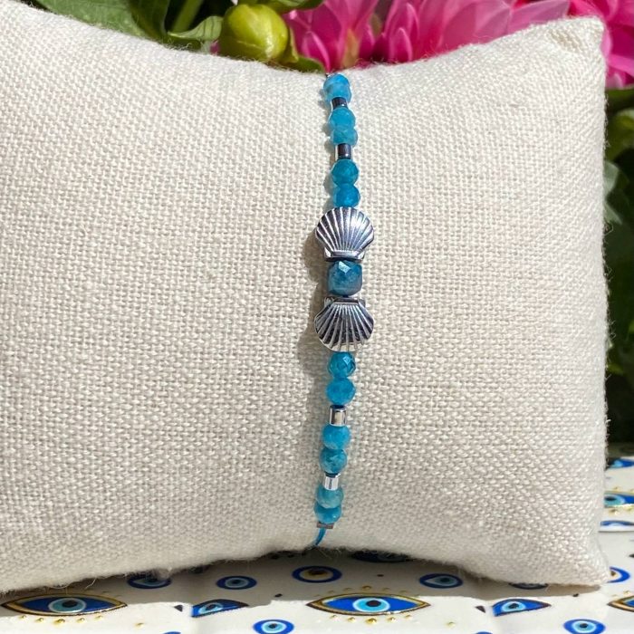 Bracelet bohème fait main en apatite, monté sur fil bleu avec apprêts argentés, perles en forme de coquilles saint-jacques, signé Les Merveilles by Pauline.