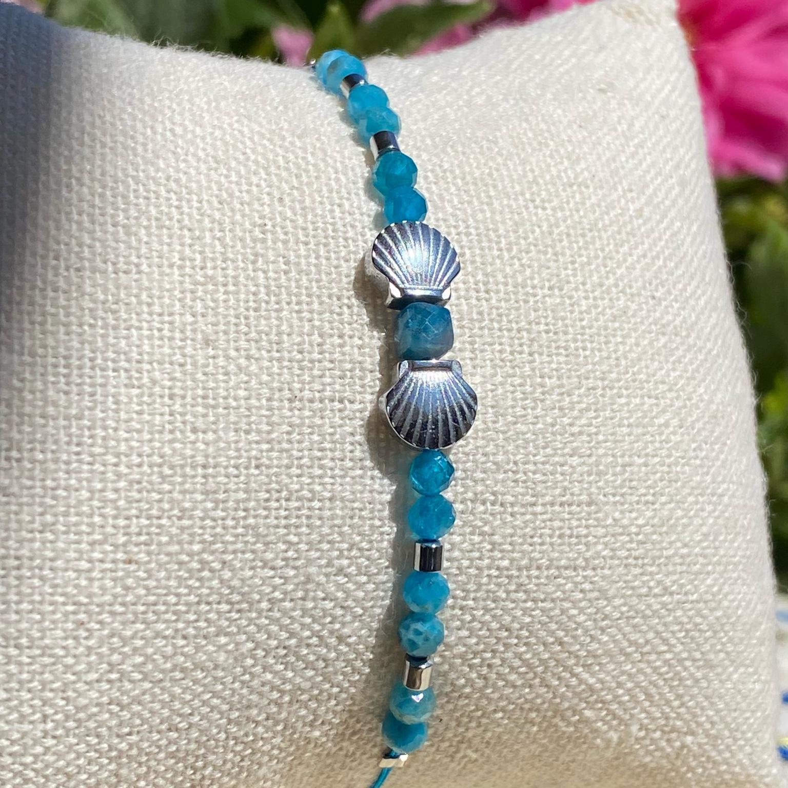 Bracelet bohème fait main en apatite, monté sur fil bleu avec apprêts argentés, perles en forme de coquilles saint-jacques, signé Les Merveilles by Pauline.