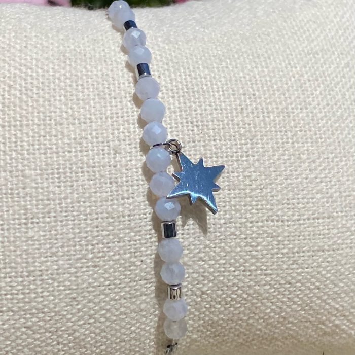 Bracelet bohème fait main en calcédoine bleue, monté sur fil gris avec apprêts argentés et breloque étoile polaire, signé Les Merveilles by Pauline.
