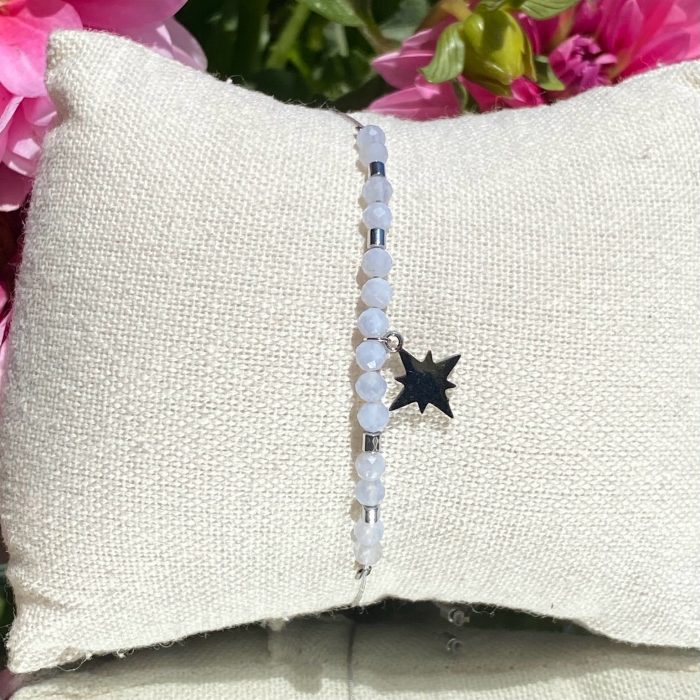 Bracelet bohème fait main en calcédoine bleue, monté sur fil gris avec apprêts argentés et breloque étoile polaire, signé Les Merveilles by Pauline.