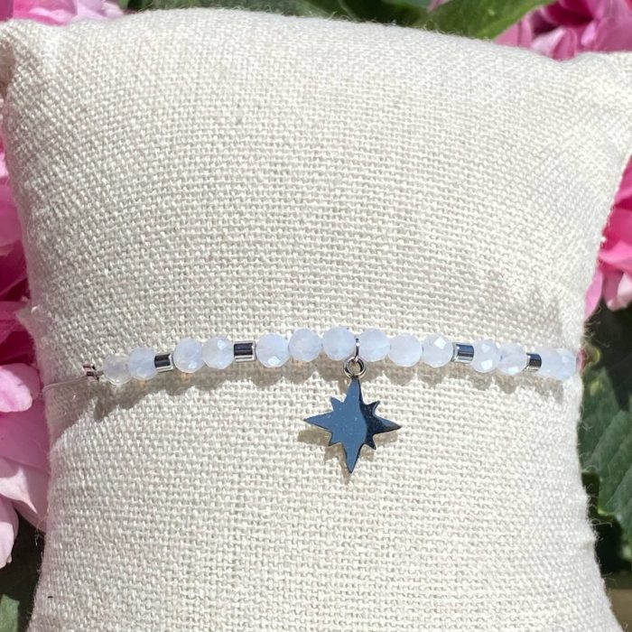 Bracelet bohème fait main en calcédoine bleue, monté sur fil gris avec apprêts argentés et breloque étoile polaire, signé Les Merveilles by Pauline.