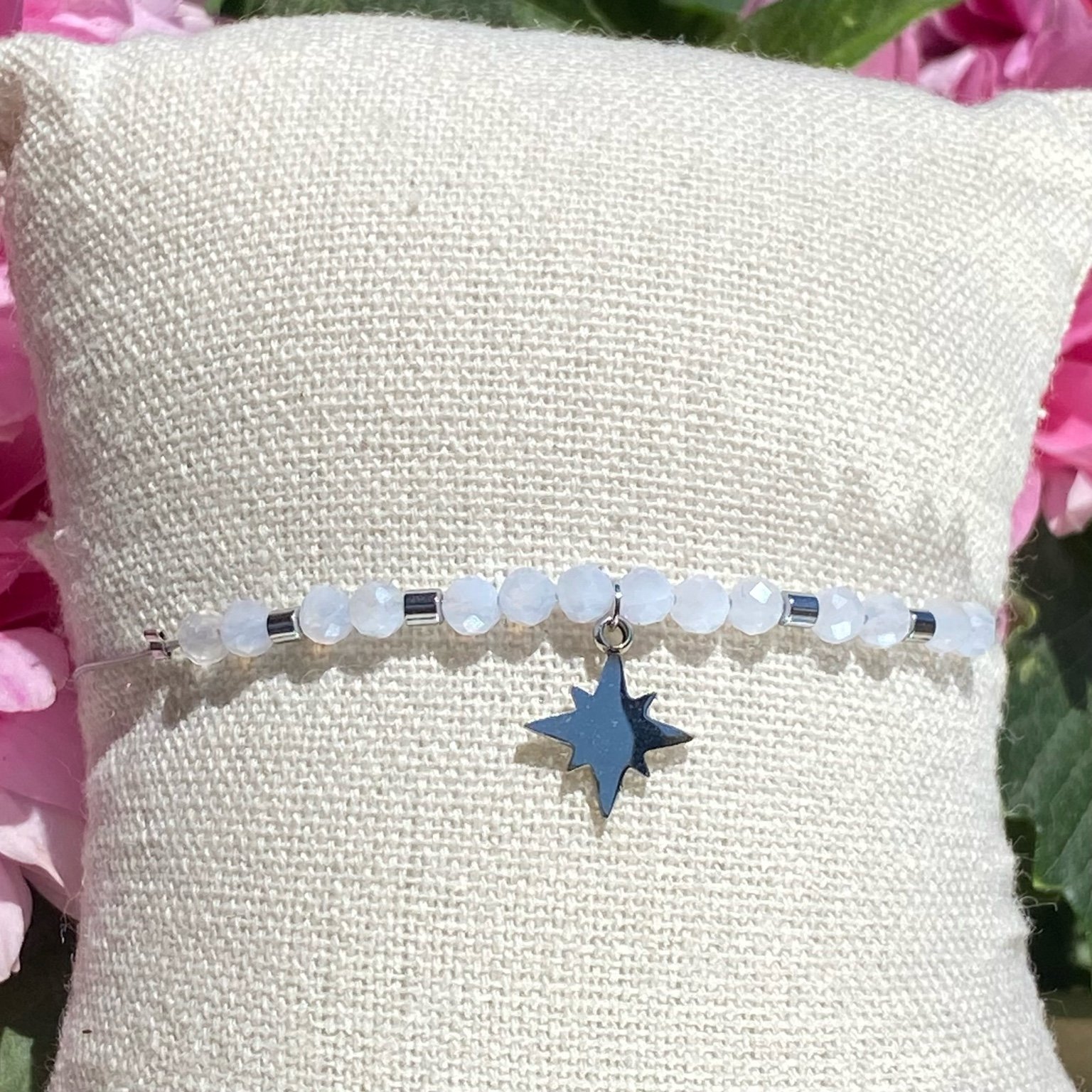 Bracelet bohème fait main en calcédoine bleue, monté sur fil gris avec apprêts argentés et breloque étoile polaire, signé Les Merveilles by Pauline.