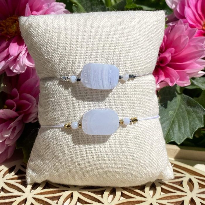 2 bracelets bohèmes fait main en calcédoine bleue, monté sur fil rose avec apprêts argentés ou dorés, signé Les Merveilles by Pauline.