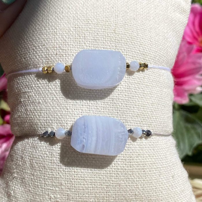 2 bracelets bohèmes fait main en calcédoine bleue, monté sur fil rose avec apprêts argentés ou dorés, signé Les Merveilles by Pauline.