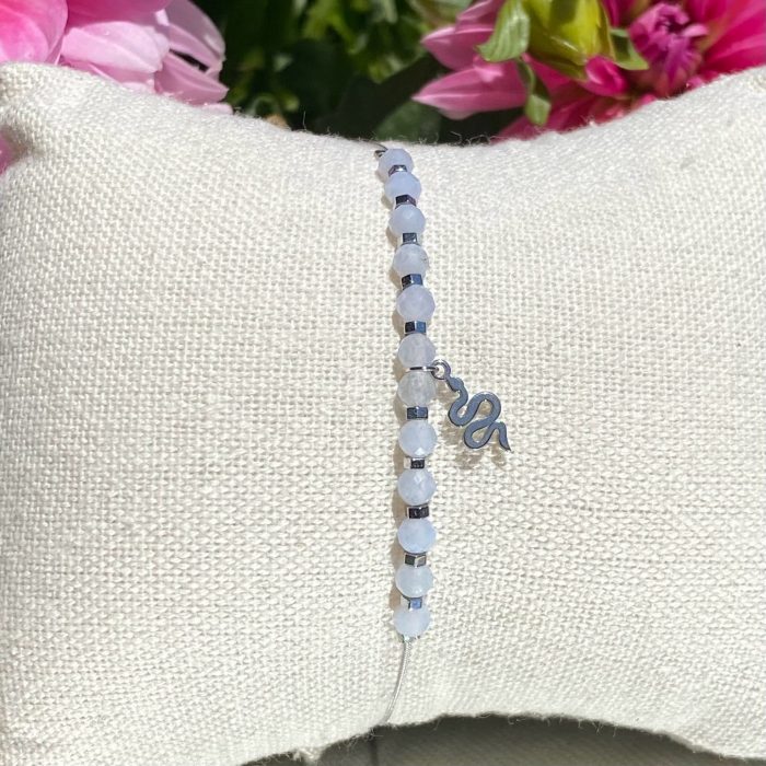 Bracelet bohème fait main en calcédoine bleue, monté sur fil gris avec apprêts argentés et breloque serpent, signé Les Merveilles by Pauline.
