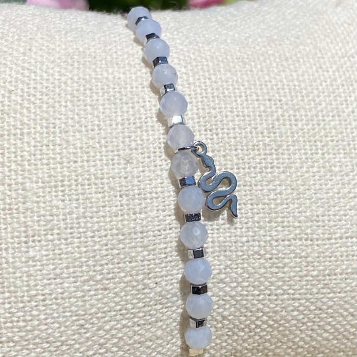Bracelet bohème fait main en calcédoine bleue, monté sur fil gris avec apprêts argentés et breloque serpent, signé Les Merveilles by Pauline.