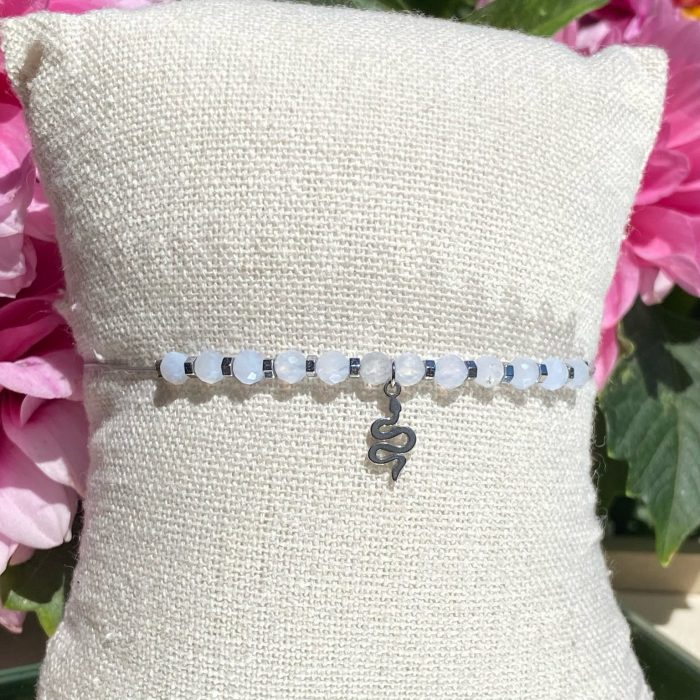 Bracelet bohème fait main en calcédoine bleue, monté sur fil gris avec apprêts argentés et breloque serpent, signé Les Merveilles by Pauline.