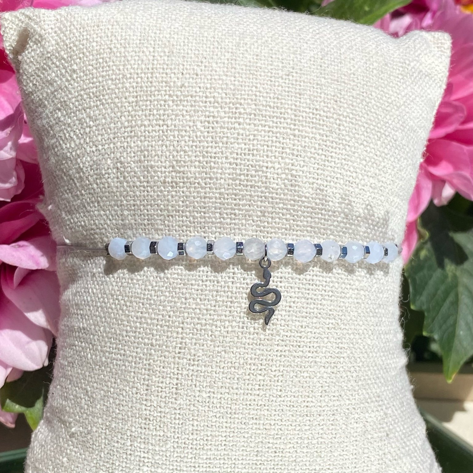 Bracelet bohème fait main en calcédoine bleue, monté sur fil gris avec apprêts argentés et breloque serpent, signé Les Merveilles by Pauline.