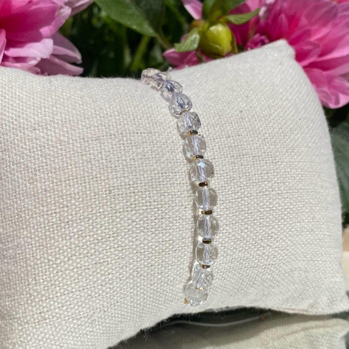Bracelet bohème fait main en cristal de roche, monté sur fil blanc avec apprêts dorés, signé Les Merveilles by Pauline.