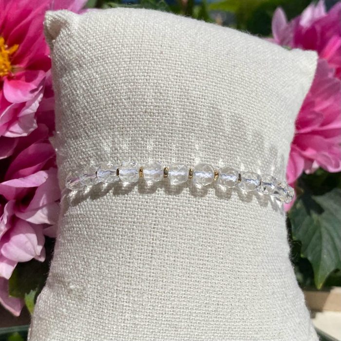 Bracelet bohème fait main en cristal de roche, monté sur fil blanc avec apprêts dorés, signé Les Merveilles by Pauline.