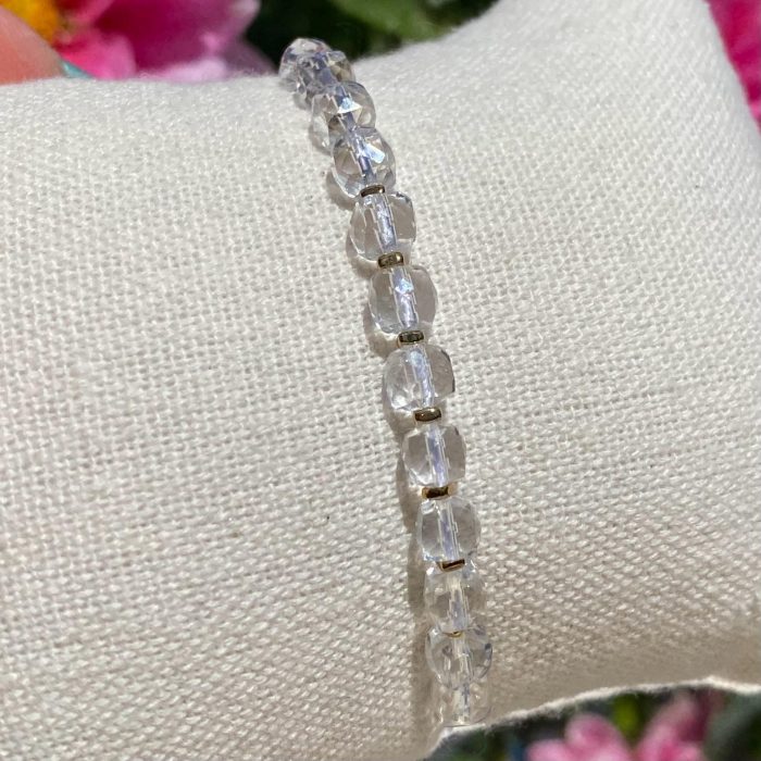 Bracelet bohème fait main en cristal de roche, monté sur fil blanc avec apprêts dorés, signé Les Merveilles by Pauline.
