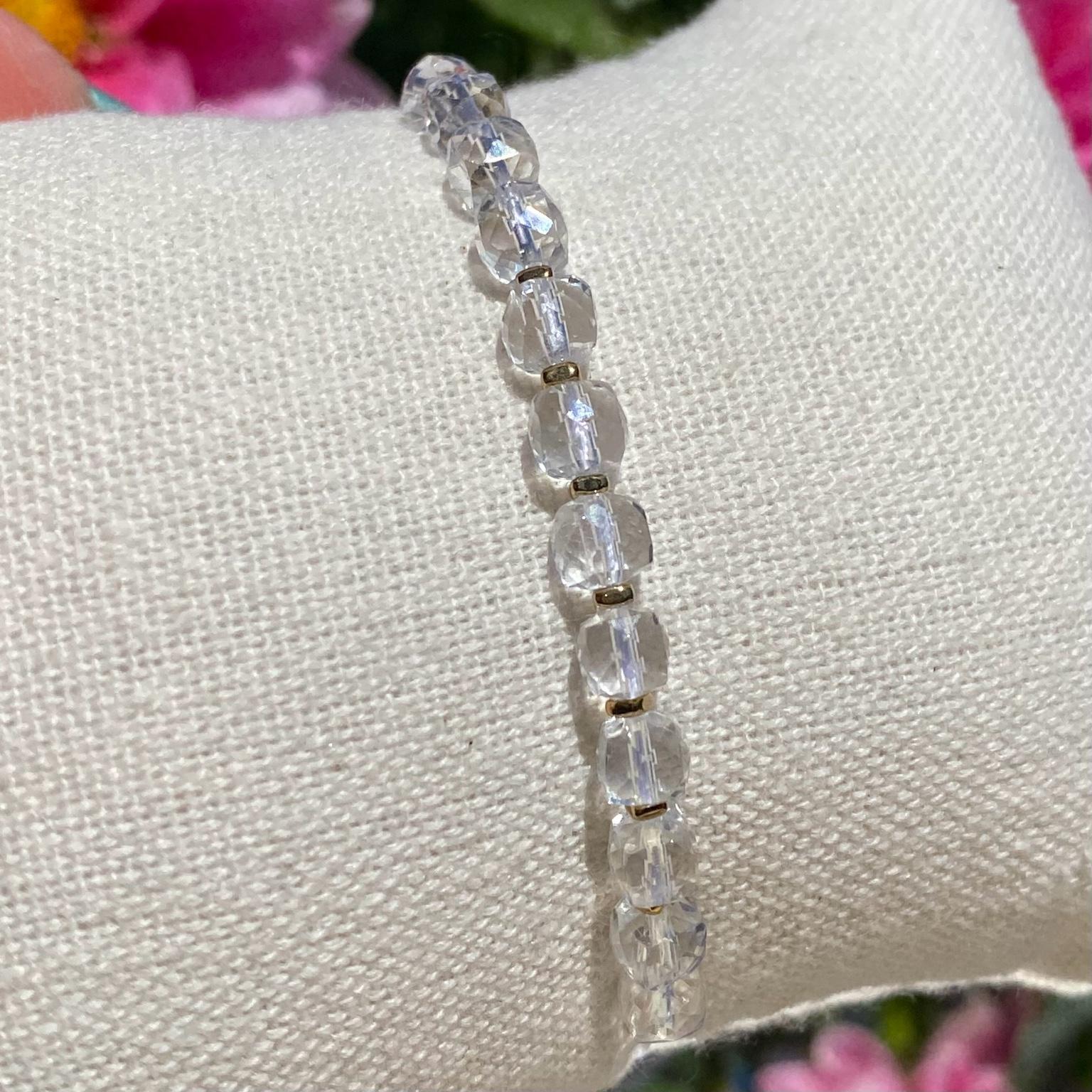 Bracelet bohème fait main en cristal de roche, monté sur fil blanc avec apprêts dorés, signé Les Merveilles by Pauline.