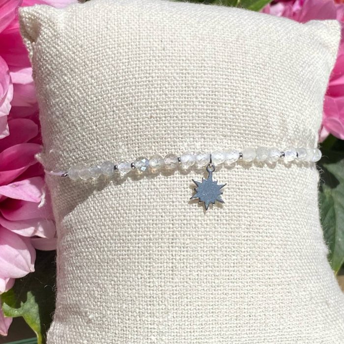 Bracelet bohème fait main en cristal de roche et labradorite, monté sur fil blanc avec apprêts argentés, breloque étoile polaire, signé Les Merveilles by Pauline.