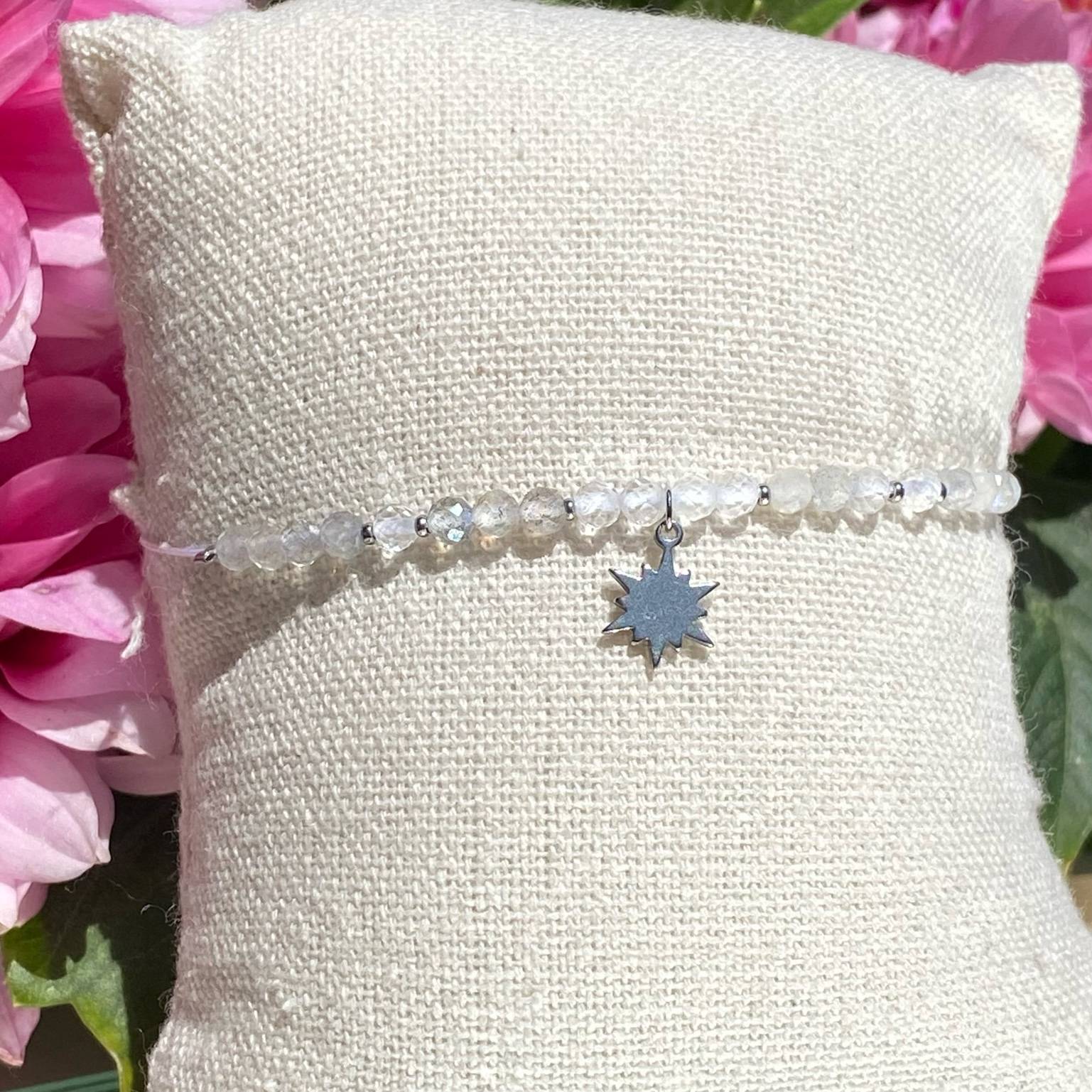 Bracelet bohème fait main en cristal de roche et labradorite, monté sur fil blanc avec apprêts argentés, breloque étoile polaire, signé Les Merveilles by Pauline.