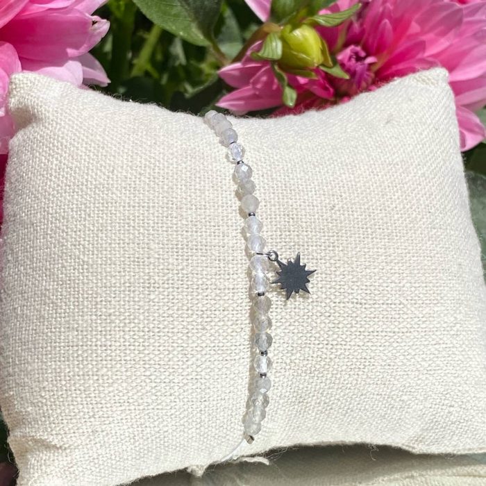 Bracelet bohème fait main en cristal de roche et labradorite, monté sur fil blanc avec apprêts argentés, breloque étoile polaire, signé Les Merveilles by Pauline.