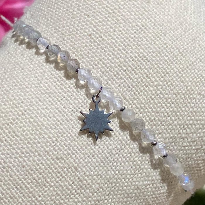 Bracelet bohème fait main en cristal de roche et labradorite, monté sur fil blanc avec apprêts argentés, breloque étoile polaire, signé Les Merveilles by Pauline.